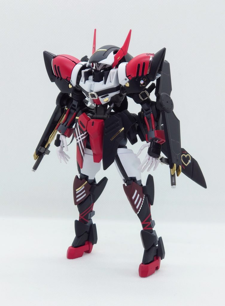 ガンダムグレモリーをベースにミキシングしました。腕はグリムゲルデ、脚はグリムゲルデ、ジークルーネを使用し、太もも、足首でそれぞれ2.5mm延長しスタイルを維持。足裏にプラ版を貼り厚底にしました。腕、胸には金具とベルトを装着しています。