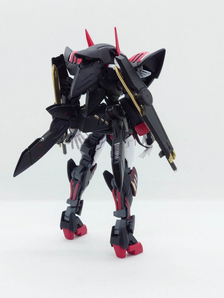 背面背中のスラスターユニットは腰部に移動しました。