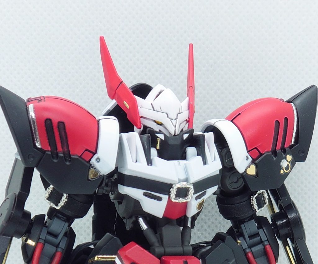 フェイスガードにはマスクをイメージした意匠を加えました。