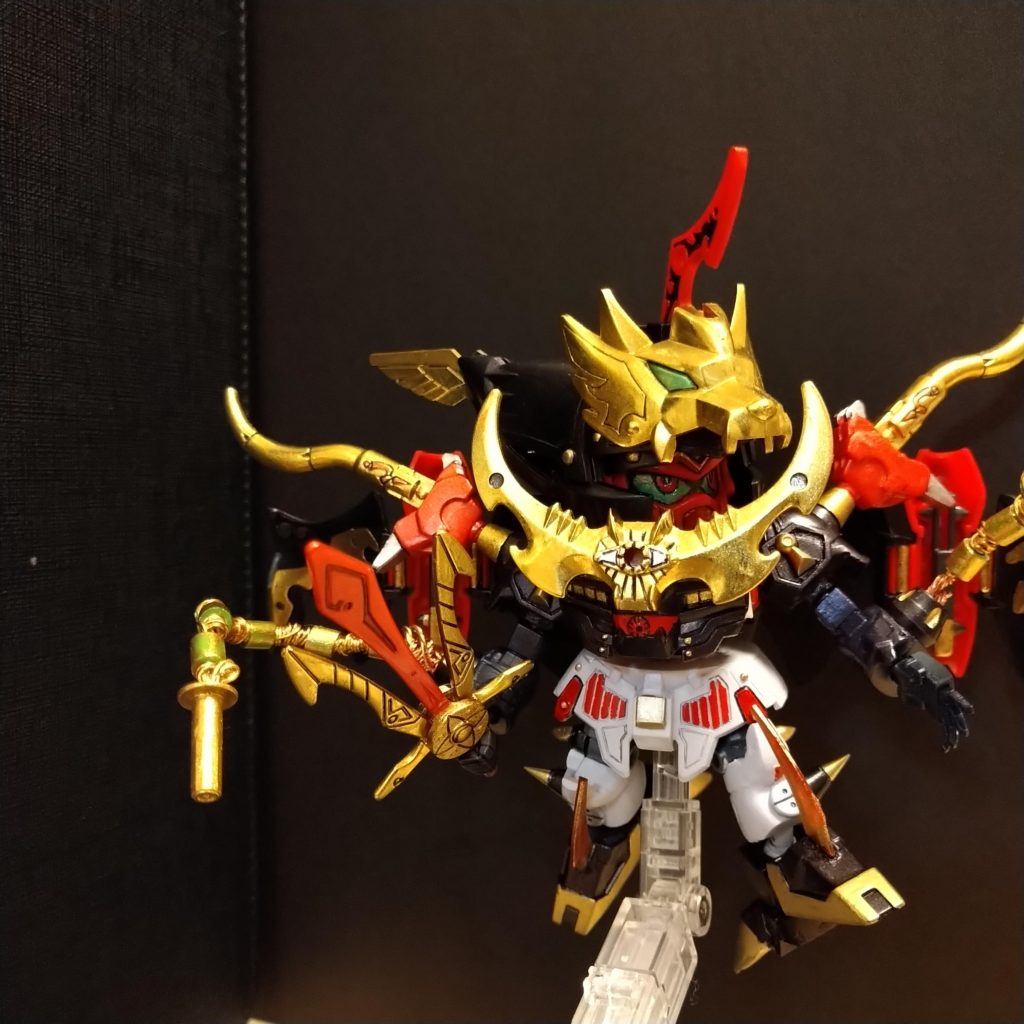 少しナナメから。腕は針金&ビーズで鞭を再現。足は猛禽類イメージで爪をパテで作成してます。