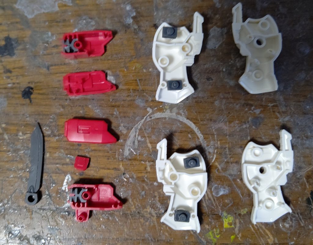 スネはと前腕は合わせ目が目立つのでしっかり処理をしました。アーミーナイフはシャープ化し、腕関節は後ハメ加工をしました。