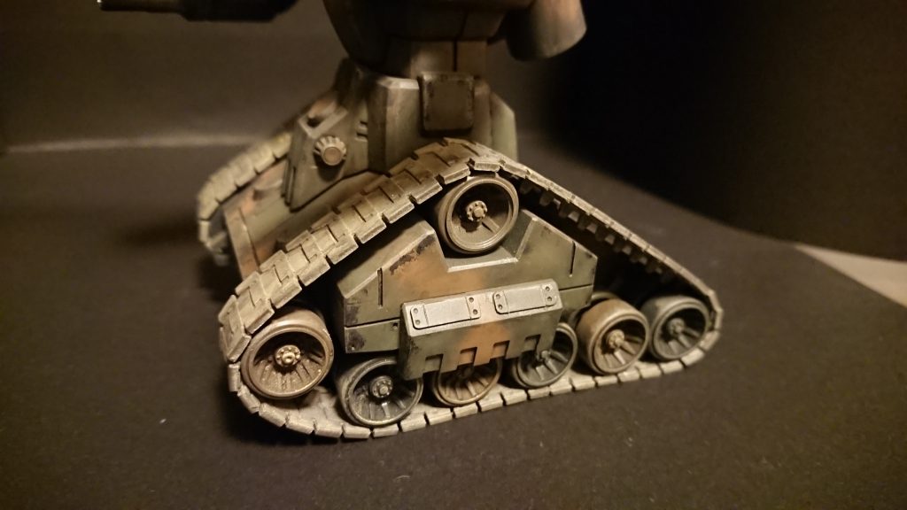 こだわりとしては転輪を自衛隊の様に色を変えた所とプラ板で少しディティールを追加してみました。キャタピラーの塗装はタミヤのウェザリングマスターを使用しています。