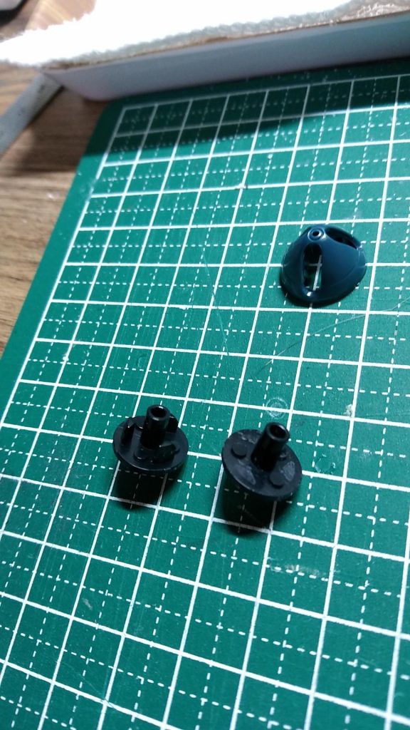 爪の基部を改造して3連バルカン砲をつけられるようにしました。爪を押さえる部分を切り飛ばし、φ1mmの穴を開けました。