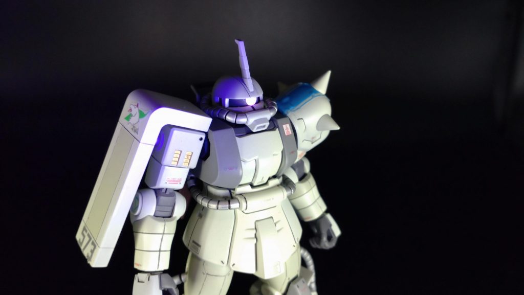 モノアイはクリアパーツに差し替えました。蛍光クリアで塗装しました(ビコーン)