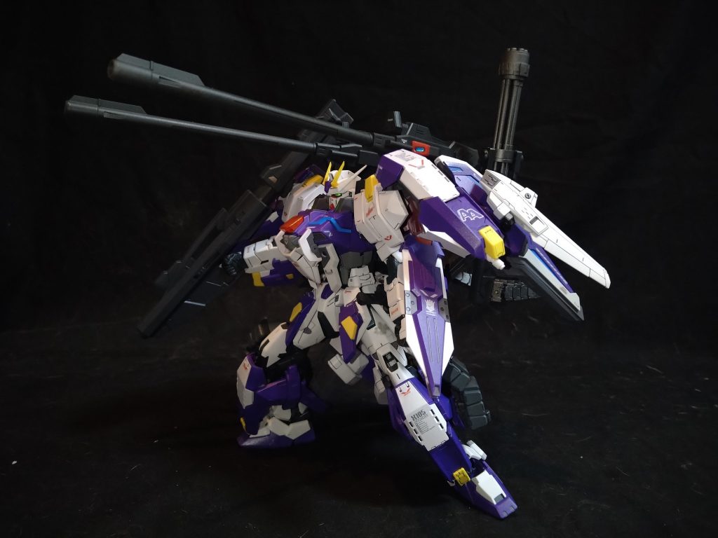 フルアーマーストライク(砲撃戦バージョン)遠距離戦重視の装備でかためた形態ですダガーLの追加パーツのキャノンとヘビーアームズからはガトリング、ジンクスからはバズーカを拝借してます