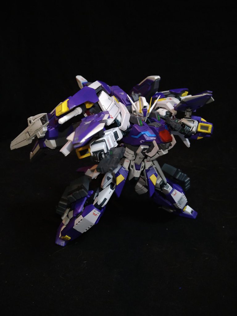 フルアーマーストライク(軽装バージョン)腰部はノワールから横のアーマーと2丁拳銃を拝見しており、リバブイ版の持ち手に対応させるのに磁石を埋め込みました