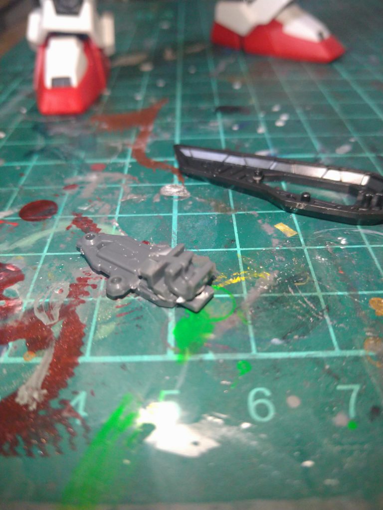 サイドスカートはノワールのキットがリバイブ版に対応していなかってので、接続ピンを切り飛ばし、リバイブ版のストライクの接続部を移植しました