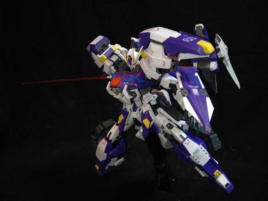 両肩のアヴァランチユニット内部にビームサーベルのアタッチメントを付けて装備させました稼働時に腕にも干渉しないのでポージングも取りやすくなりました