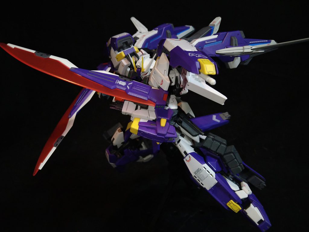 両腕にはレッドライダーのシールドを拝借しており、防御のみならずブレード展開も可能です。