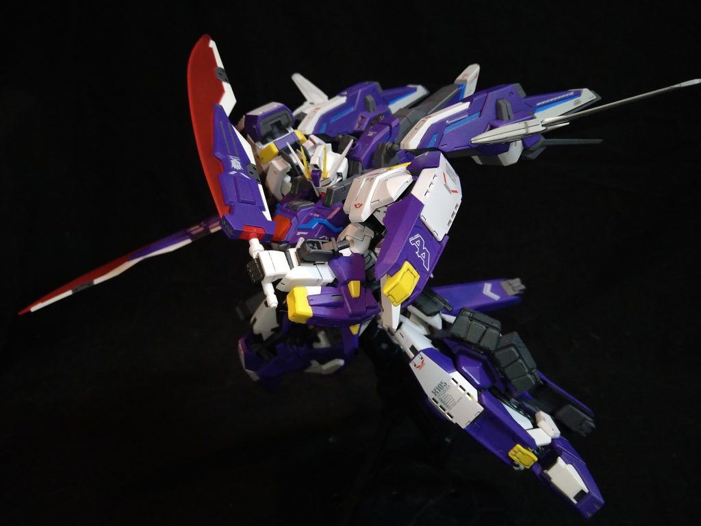 Gジェネにてレッドドラゴンのカレドヴルフの攻撃シーンを参考に、シールドソードにビームサーベルの柄を差し込むことで、手持ちに対応させました