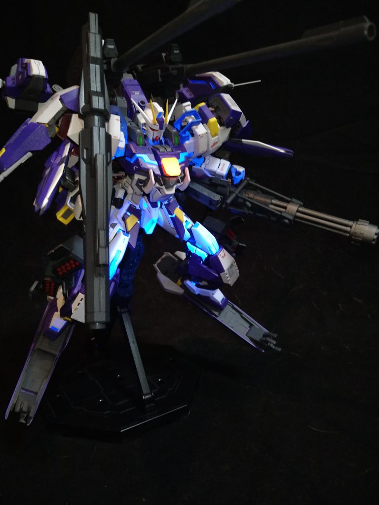 内部フレームに蛍光ブルーを上から吹き付けて見たところキレイに発光したので、ビルドファイターズからの逆輸入でRGシステムを導入してみました😁