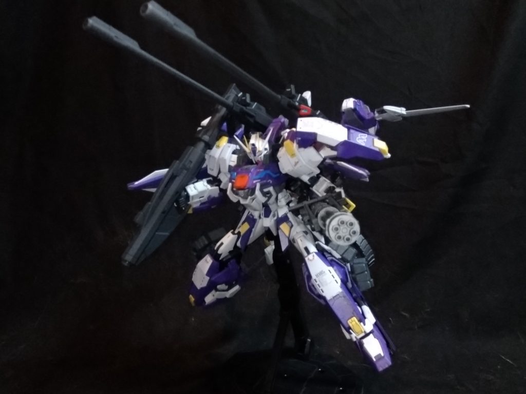 背面のアタッチメントをフレキシブルアームにすることで、ガトリングも手軽に固定出来るので無理なくポージング出来ます