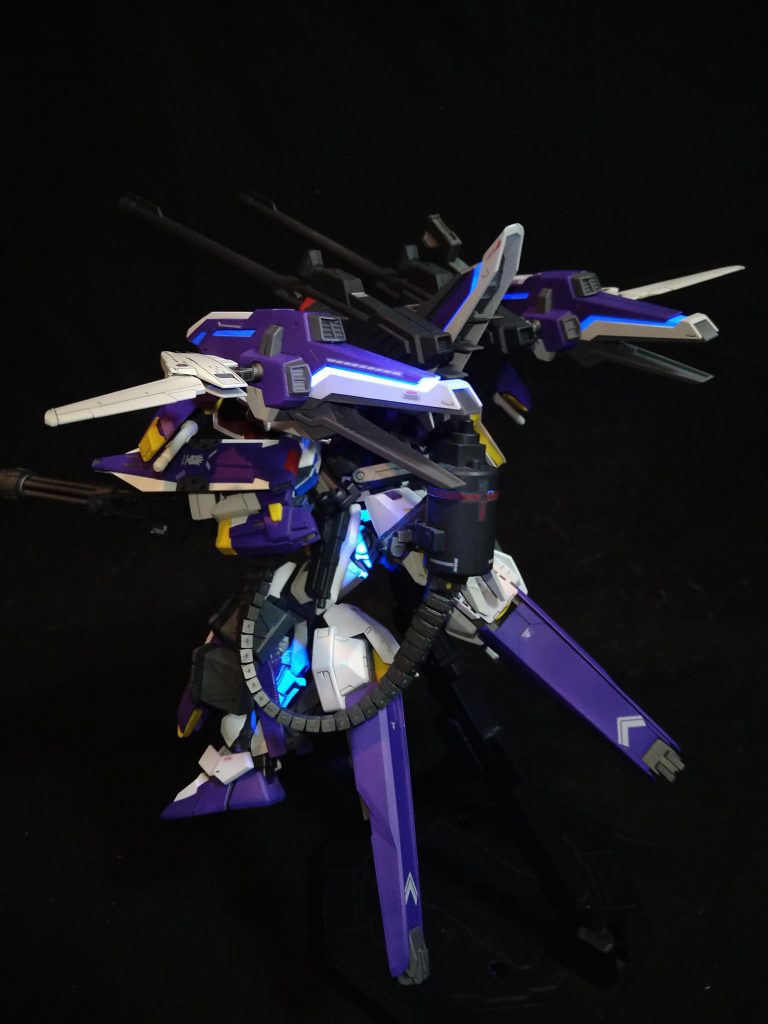 ブラックライトで各ラインと内部フレームの発光します😁