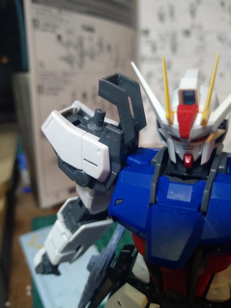 肩アーマーにアヴァランチの接続軸を接着後に真鍮を差し込み固定