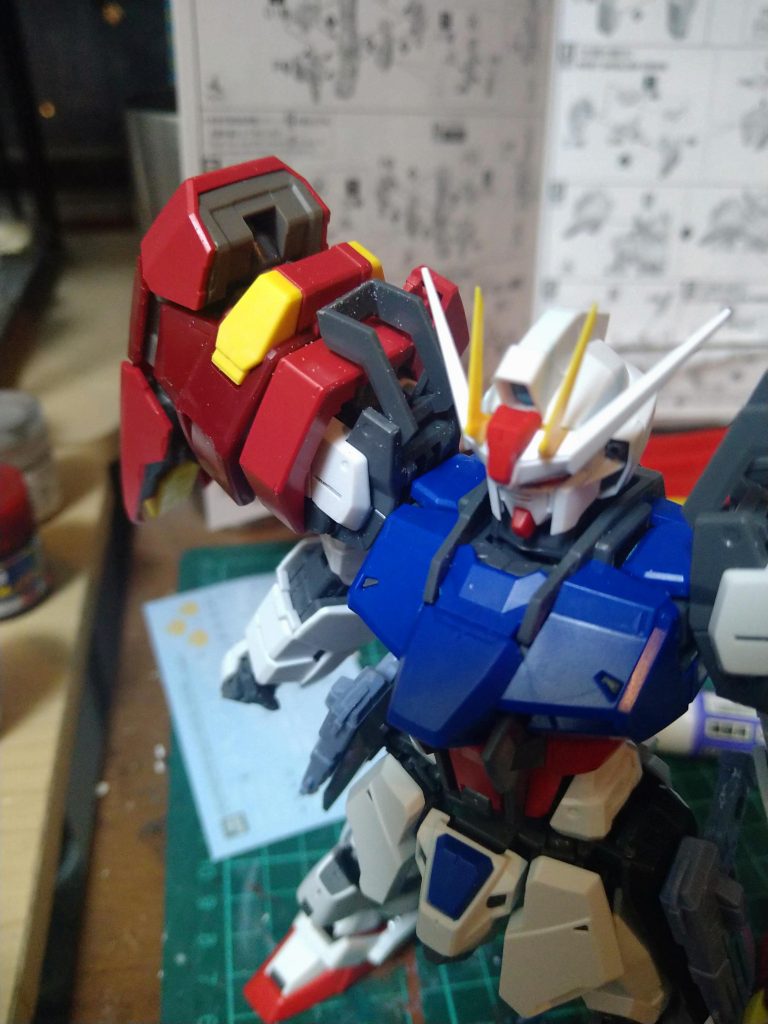 肩アーマーに緩衝する場所を切断し、シャープ化させることで稼働域を確保