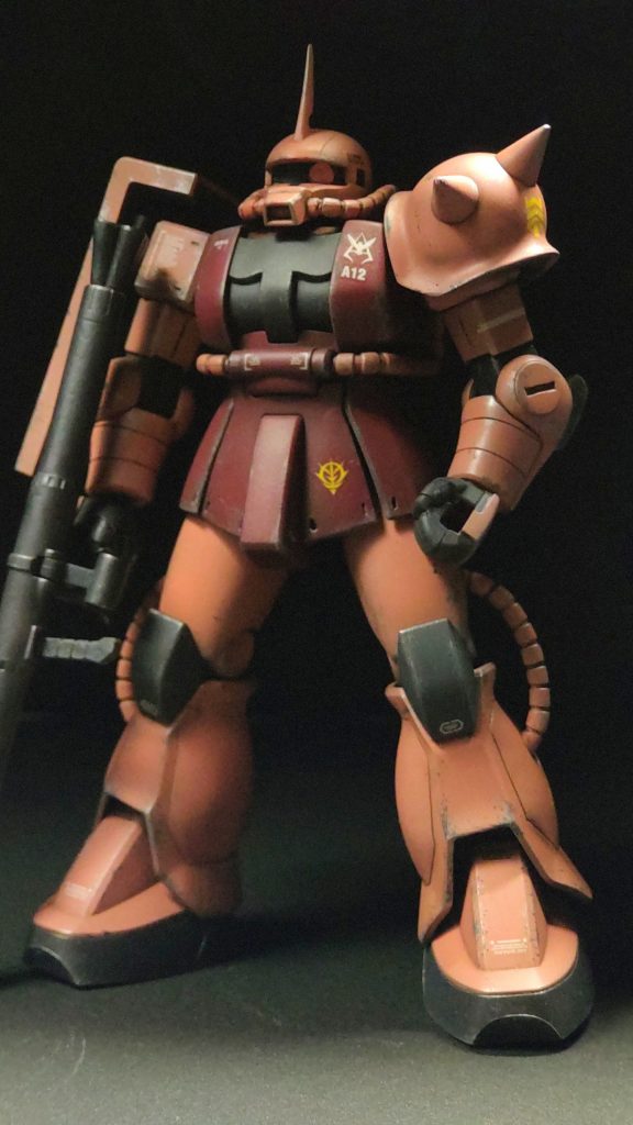 モノアイの前のスキマを0.5mm狭くしたのと太ももを2mm長くしています。軽くスジボリとマイナスモールドを追加しました。 