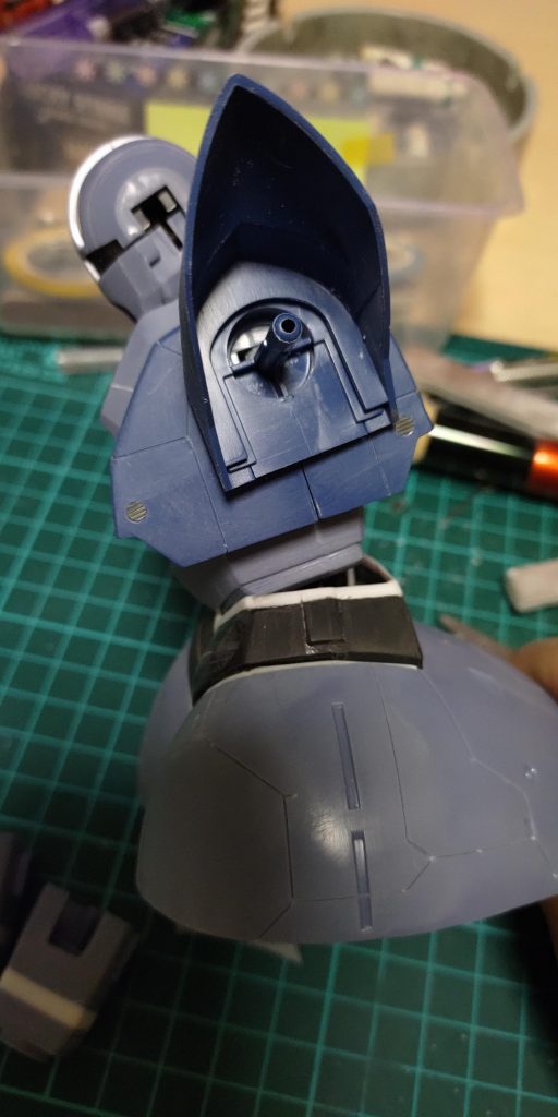 改修無しだと腰は前にかがめません。MGザクの熱核融合炉のパーツを使って可動域と3ミリ延長