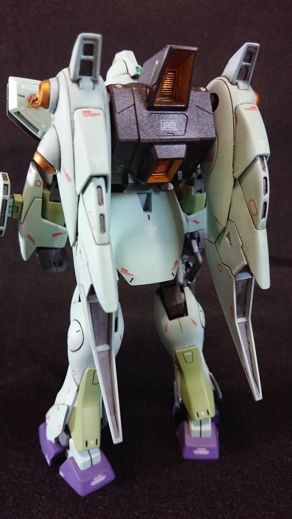 全体にペーパーを当ててヒケ処理しています。