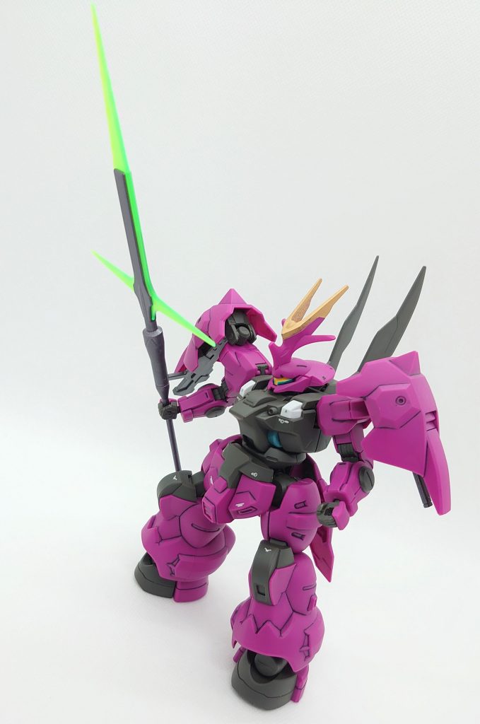 アンテナの裏のモフモフした部品は好みではなかったので、取り付けず組み上げました。いろいろな方のレビューで噂には聞いていたのですが、パーツが少なくさくっと組みあがり満足度も高い良キットでした。今後本編でこの機体の出番はあまり無さそうですが、グエグエwの活躍には期待ですね!