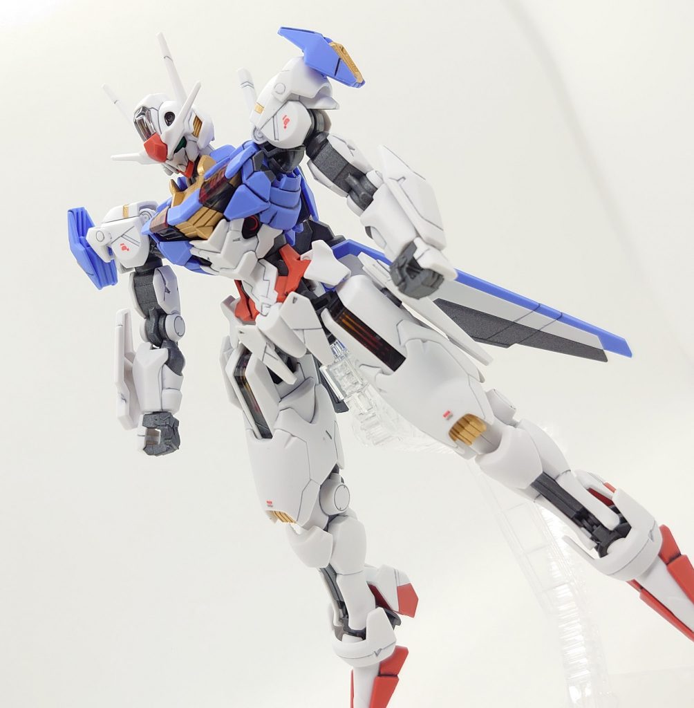 キットの出来が非常によく、成型色もきれいな為、部分塗装、墨入れ、デカール、トップコートで仕上げました。クリアパーツを生かしたい為、少し気を使い製作しました。『二人の出会い、エアリアルとの出会いが『祝福』となりますように』と願いを込めて今回は武器を持たない写真のみでまとめてみました。