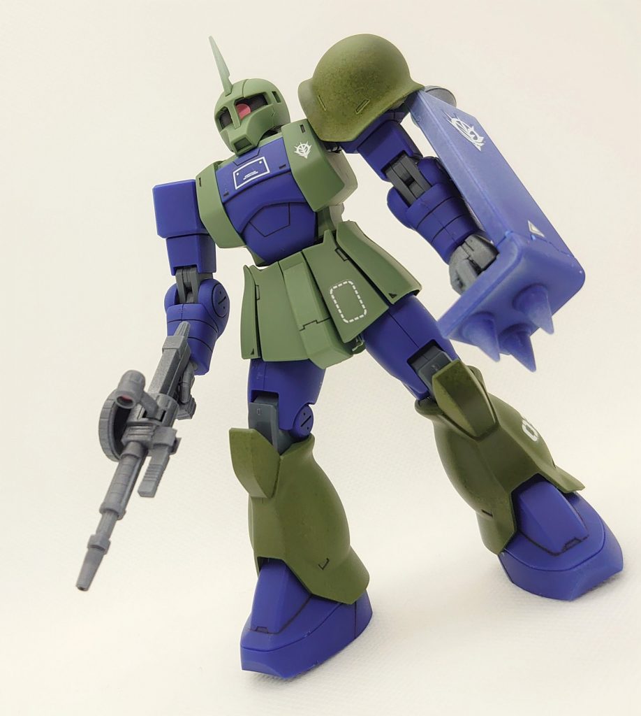 合わせ目消し（一部）、部分塗装、墨入れ、デカール、トップコートで仕上げました。旧ザクもまんざら捨てたもんじゃないです。