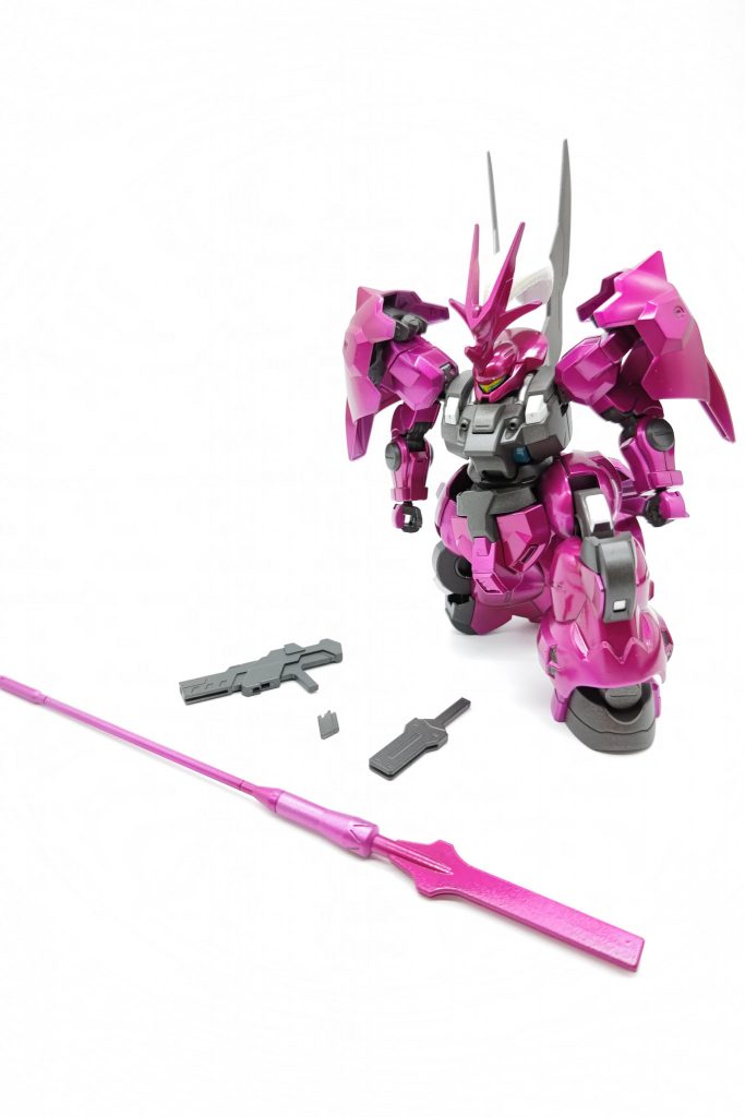 武装はビームパルチザン、ビームライフル、ビームトーチ、バルカン、スパイクシールドと豊富。ビームトーチ、ビームライフル(マガジン別)はシールド内に格納できるのがスゴい。