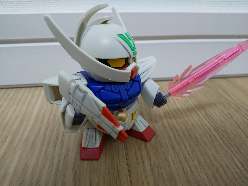 色塗り必要箇所は多いので割と大変でした。ビームサーベルは高出力モードと通常モードが選べますし、ガンダムハンマーもついてきます。武器はHGCCより豊富。