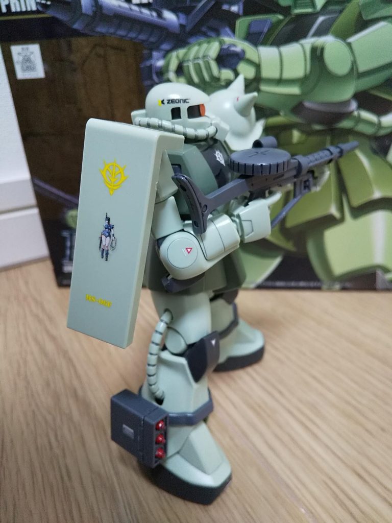 ザクレディのデカールを使用しました。