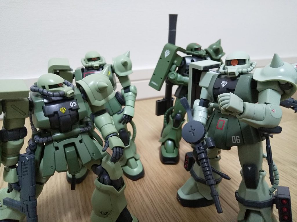 ザクF2、REVIVE版、オリジン版C-6と共に。オリジン版の色はかなり濃い目ですね。