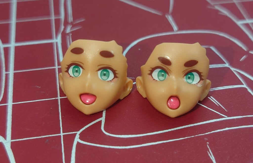 顔のデカールはこんな感じです。