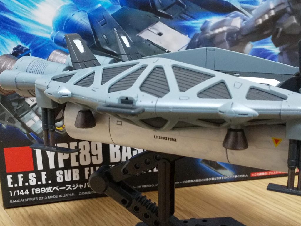 プロペラントタンクは、水性ホビーカラー用ホワイトサーフェーサー→グランプリホワイト→ガンダムマーカー筆ペンタイプでスミ入れ、としました。筆塗りはなかなか難しいですね。白だと透け易いので尚更です。無理に色塗りしなくても良かったかも知れません。