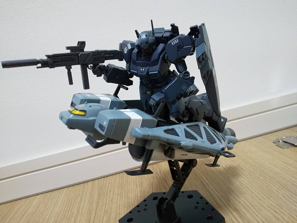 ジェスタを単騎乗せ。把手は手パーツを分解せずに付けられるのでありがたいですし、接続のためのパーツもあるのでアクションベース用の穴が付いているキットなら、乗せたあとの安定感は抜群です。