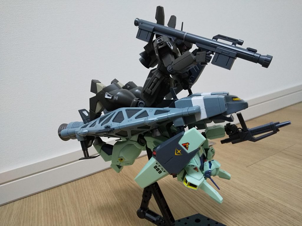 エコーズ版ジェガンと、ジェガンを上下二体乗せ。