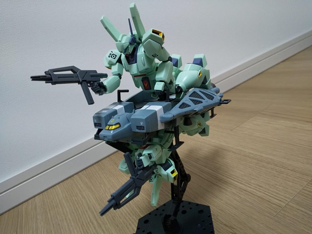 こちらはジェガン(前に作った007/後に作った009)の二体乗せ。サブフライトシステムは浪漫の塊ですね。