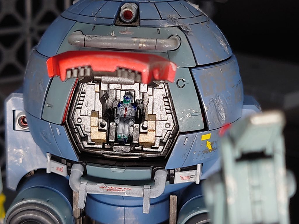 コックピットの、パイロットも塗り分けしました!