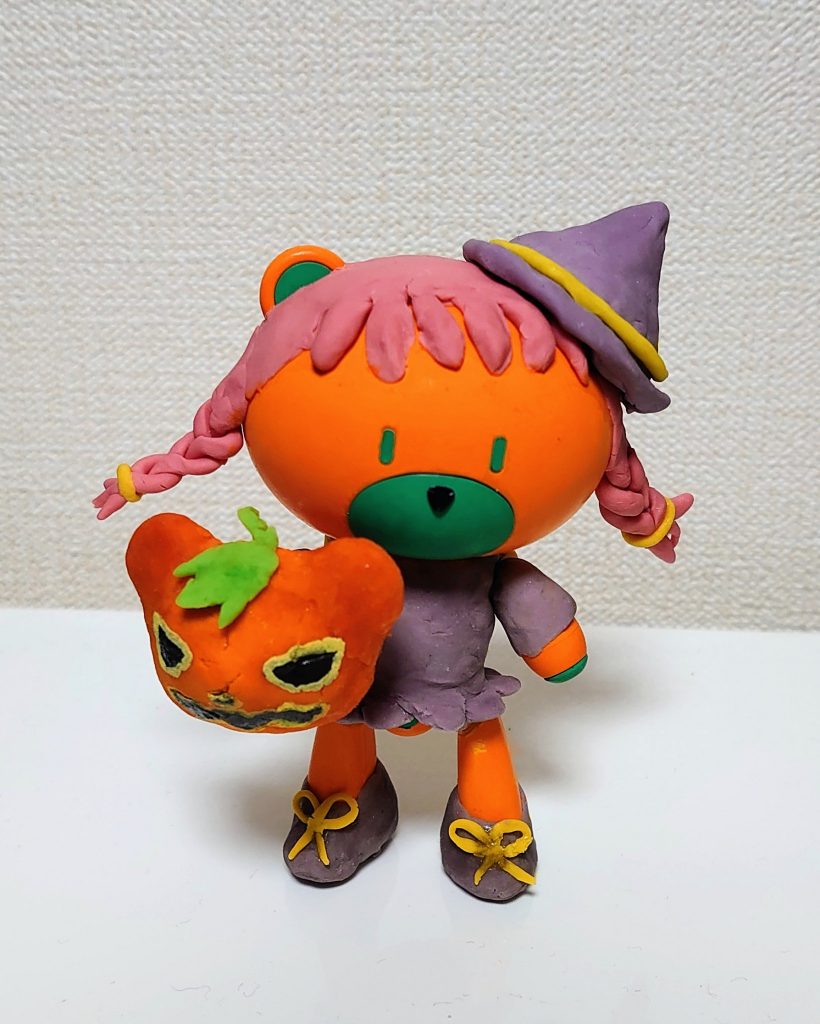 今回は「ピンク色の髪の魔女っ子を作りたい!」と思い立ってから10日ほどでの完成でした。8月に作った作品(ガンプラではないため公開はTwitterのみ)でキットに米粉粘土を組み合わせたところ、調色や成形がしやすく、プラとの相性も良かったので、プチッガイでも試してみたくなりました。まだ試行錯誤の段階です。フィギュアのようなぽってり感は出たかな、と思います。粘土の部分は「お米のねんど」を組み合わせての調色のみで、くまかぼちゃの顔を描いた他は絵具等を混ぜていません。胴体等の塗装はいつものようにポスターカラーです。