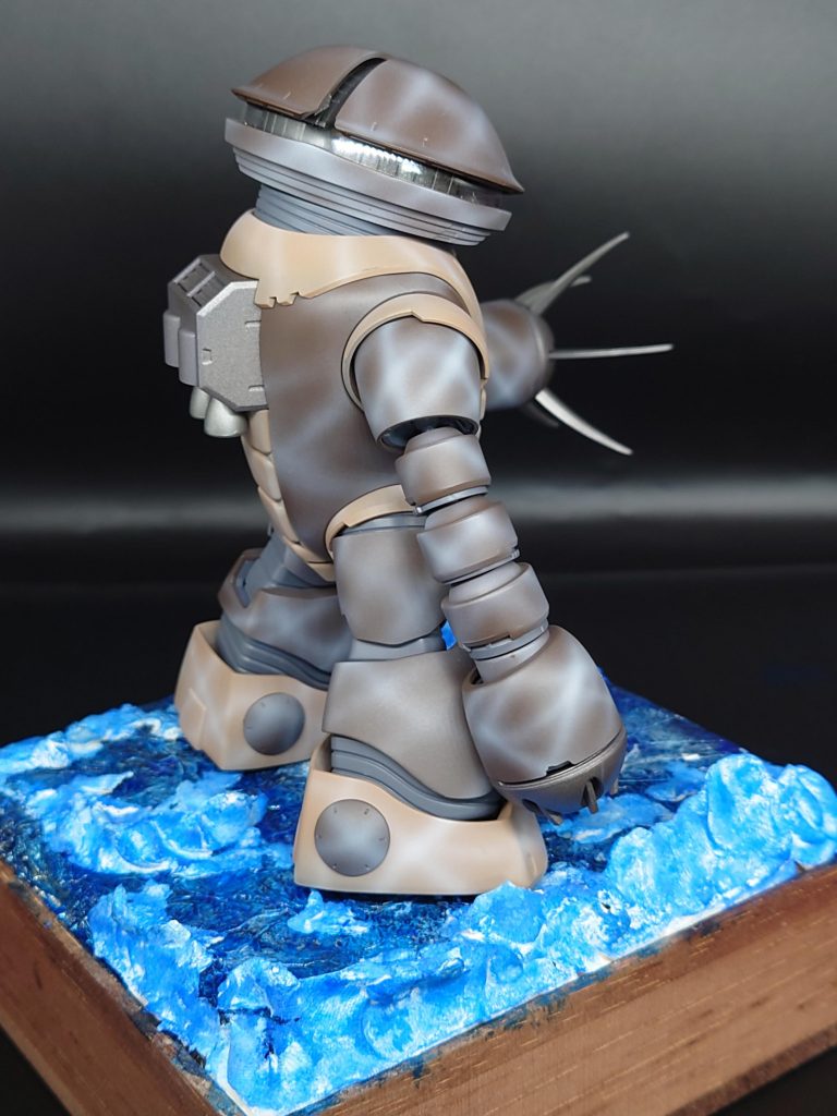 ジオラマベースも、流用。前回のズゴックEの時に作成したアルミホイル海面が、よく似合います