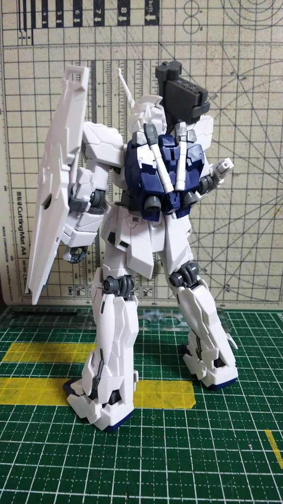 リアアーマーと背面の膝から下は少し寂しいですね。