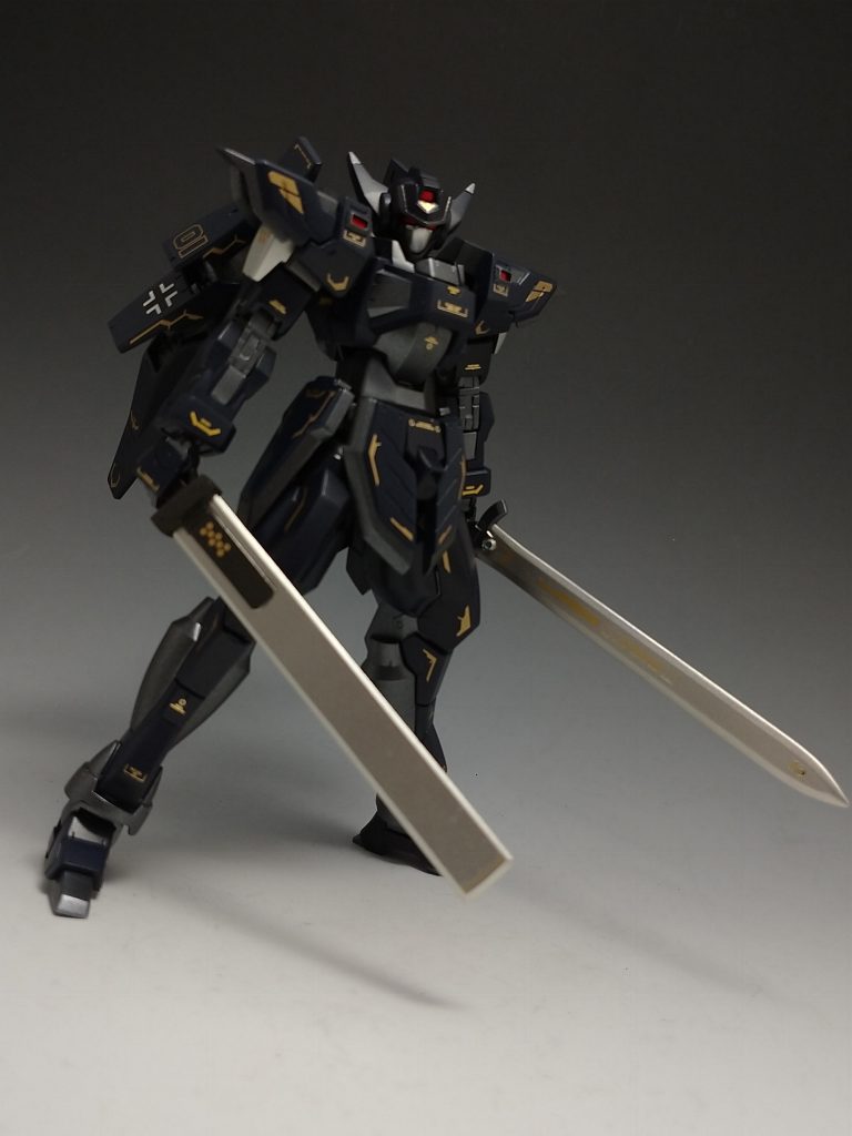 二刀流の状態です。どちらの剣もお気に入りなので普段からこの状態かもしれません。また今回は背中の羽状のパーツに十字デカール貼ってあります。