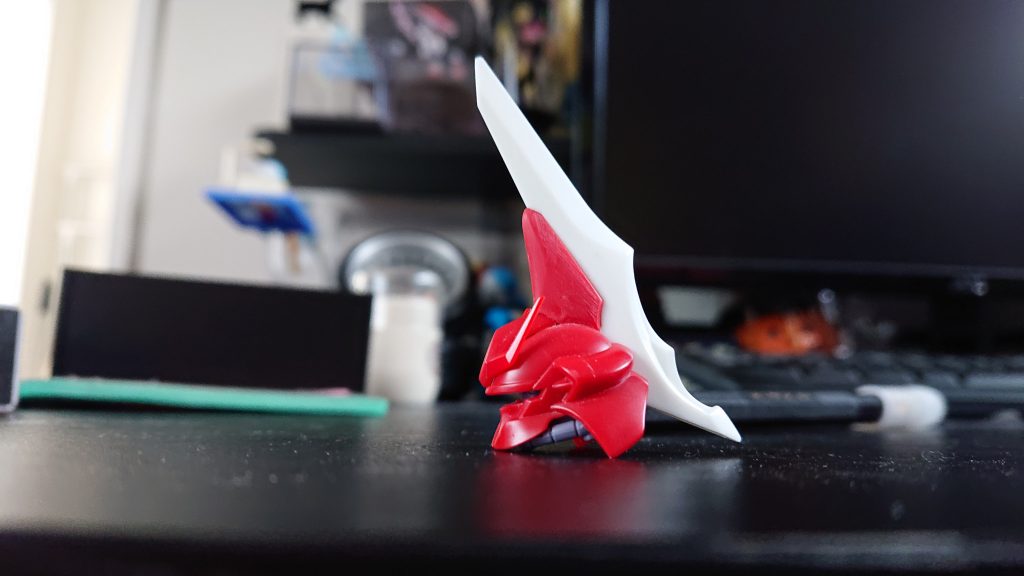 ヘルメットの頬が膨らんで見えたので少し削っています。赤い鶏冠も少し削って薄くしました。