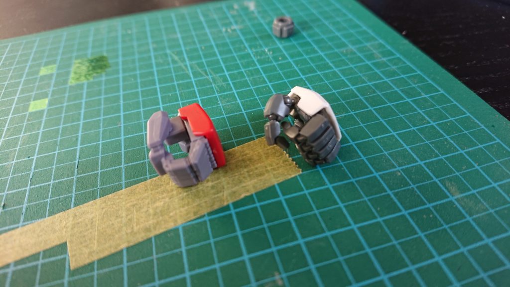 左手は純正の持ち手＋シナンジュスタインのエモマニ。シナンジュスタインのパーツは他にもいくつか拝借しました。