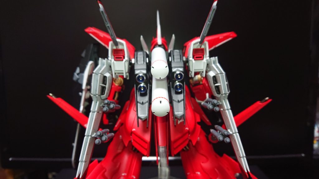 オオトリの翼は上下二枚を閉じた状態で固定。タンクを外すと翼をほぼ垂直まで下ろせるのでウイングバインダーに近いシルエットになりました。可動軸は下側の翼を使っています。アタッカーに変形するとき翼を水平に維持するため上側の可動軸を少しカットして残してあります。