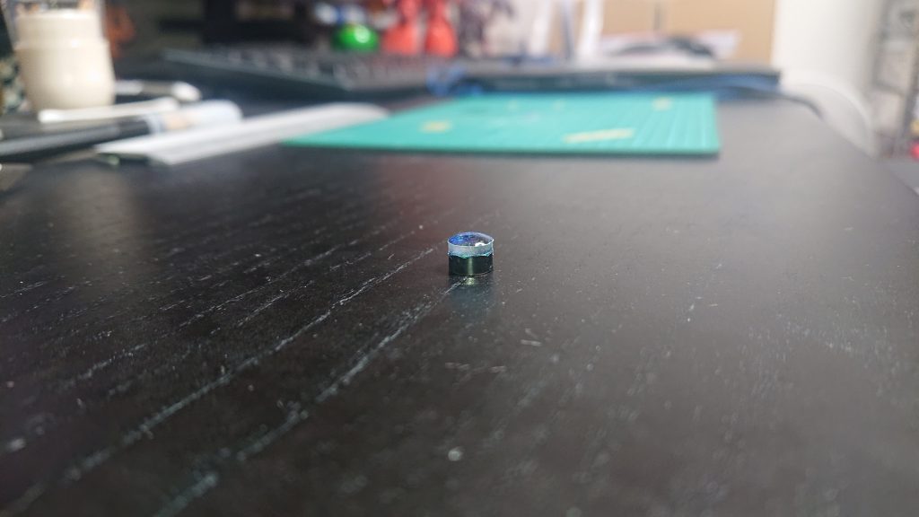 ライフルのスコープは、黒塗装にHIQミラージュを貼ってレジンを被せています。