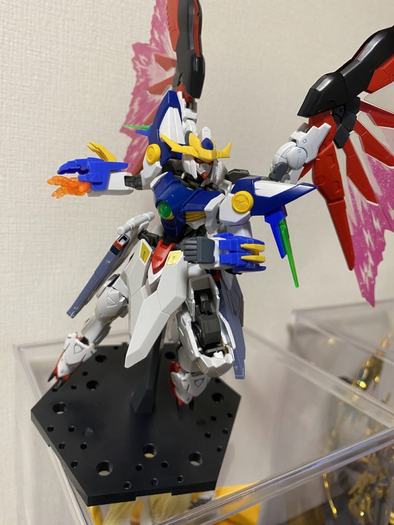 デスティニーの光の翼で分身をばら撒きつつ、高速で相手に突っ込んで叩き込むゴッドフィンガーが必殺技です。 作ってる最中、ビルドダイバーズのシャフリさんの「やりたい事に技量が追いついてない」という旨のセリフがグサグサ突き刺さってましたが、何とか「自分の好き」を詰め込み形に出来たと思ってます。あと、写真撮るの難しいですね😭 拙い作品ですが、ここまで見てくれてありがとうございました。