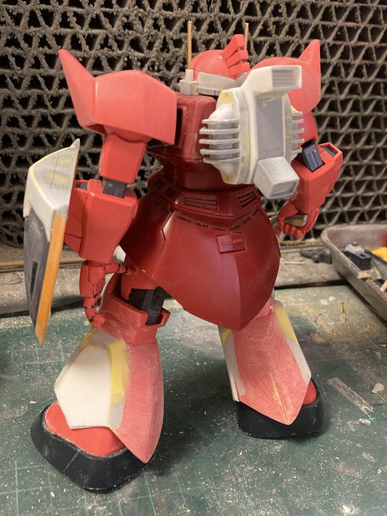 バックパックはプラ板の箱組と積層。左右ブロックは分割して作成しました。