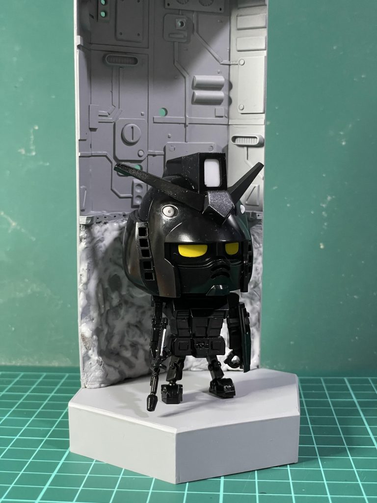 塗装はいつも通り水性ホビーカラーを使いました。遮光のため、頭は内側と外側を黒で塗り潰し、ついでにボディも真っ黒にして黒立ち上げにしました。