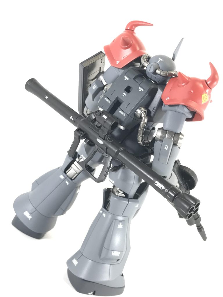 武装は右手にザクⅡF2のMMP-78 120mmマシンガンの他、両腰にはヒートホークと予備弾倉、背部にはザクバズーカを配備してみました。