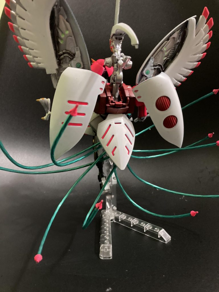 腰背部のコンテナの遠隔操作式ビーム砲ファンネルは鳳凰の尾のイメージで、