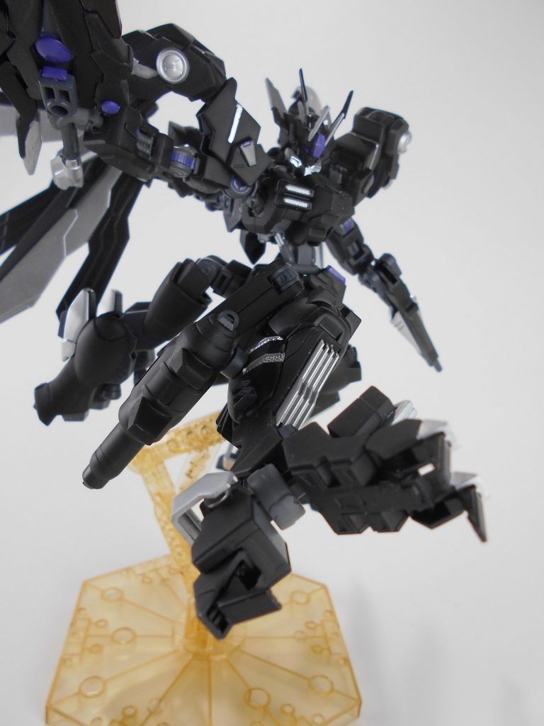 脚部クロー改、「キガイス」。アスモデウスの脚部クローに「クアロス」の刃部分と同じ素材を使用していて、クロー部分でビームを弾くことも可能です。「キガイス」はギリシャ語で「陰地」のアナグラムです。