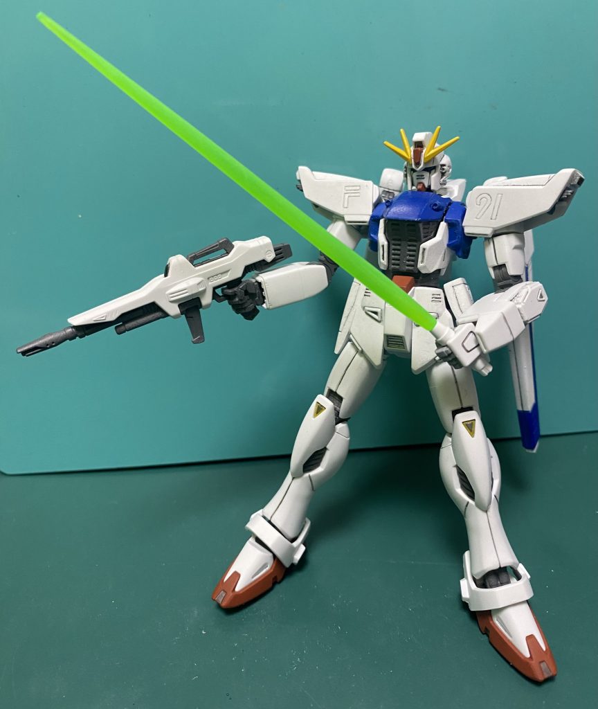 ビームサーベルはなかかな長い。軽く全体をヤスリがけして、半透明な感じで仕上げてみる。最初の印象よりも楽しいキットでした。またのトライもアリの機体でした。